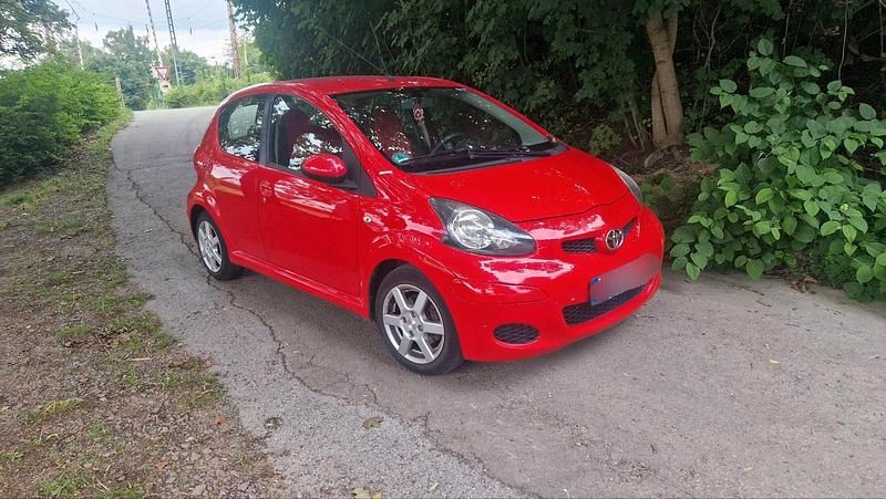 Rot Gebraucht 2010 Toyota Aygo Kleinwagen | 2.100 € (Fairer Preis) - Bild 1/4