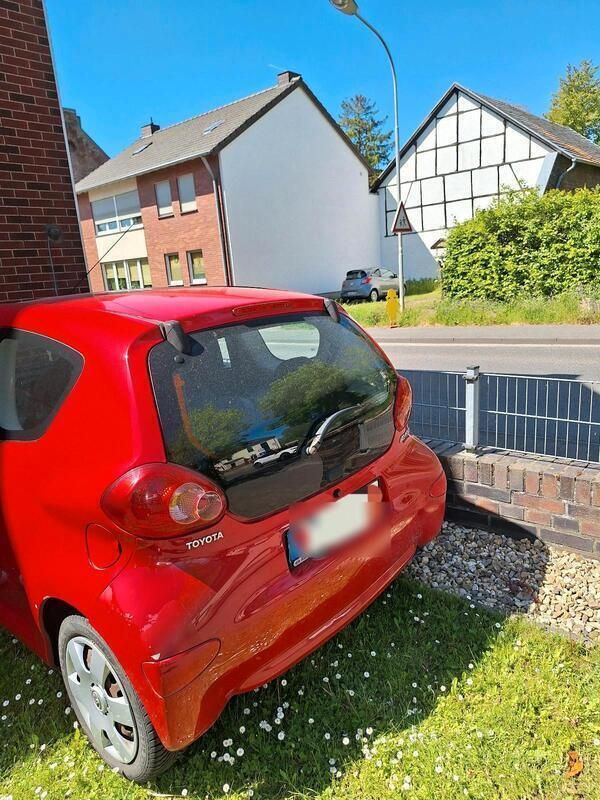 Rot Gebraucht 2007 Toyota Aygo Kleinwagen | 1.100 € (Fairer Preis) - Bild 1/4