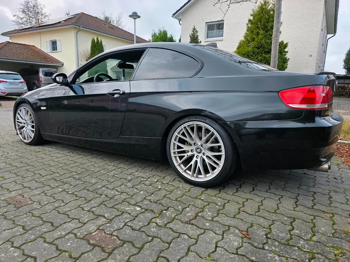 Gebraucht BMW 320 177 PS (130 kW) 2010 Schwarz Coupé