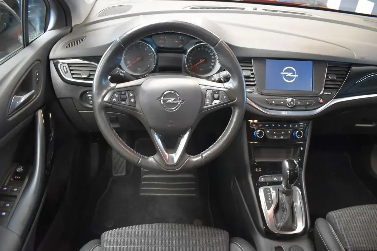Używany Opel Astra Design & Tech 145 KM (106 kW) 2021 Czerwony Sedan/Limuzyna