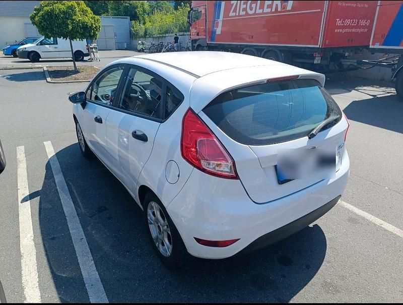 Gebraucht Ford Fiesta 60 PS (44 kW) 2015 Weiß Limousine