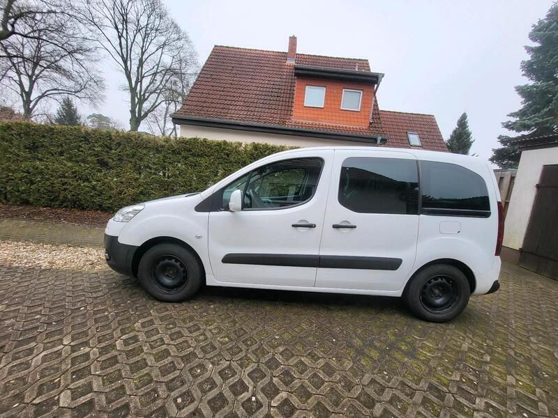 Weiß Gebraucht 2015 Peugeot Partner Tepee Van / Kleinbus | 8.500 € - Bild 1/4