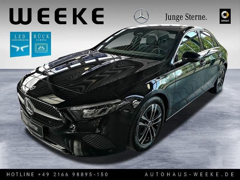 Schwarz Gebraucht 2024 Mercedes A180 Advanced Limousine | 29.959 € (Etwas zu teuer) - Bild 1/4