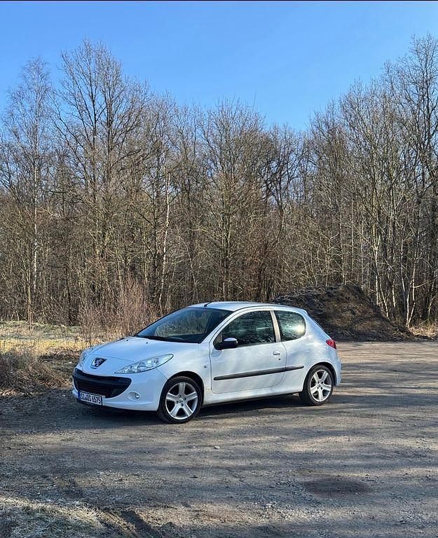 Weiß Gebraucht 2011 Peugeot 206+ Kleinwagen | 3.500 € (Fairer Preis) - Bild 1/4