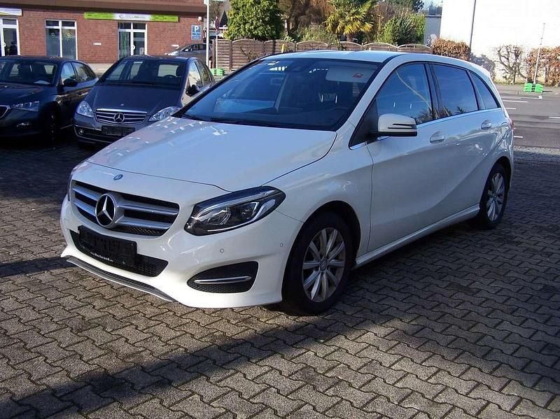 Weiß Gebraucht 2015 Mercedes B180 Edition 1 Van / Kleinbus | 11.950 € (Guter Preis) - Bild 1/4