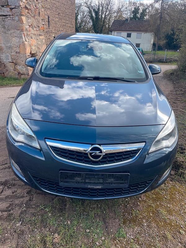 Gebraucht Opel Astra 101 PS (74 kW) 2010 Blau Limousine