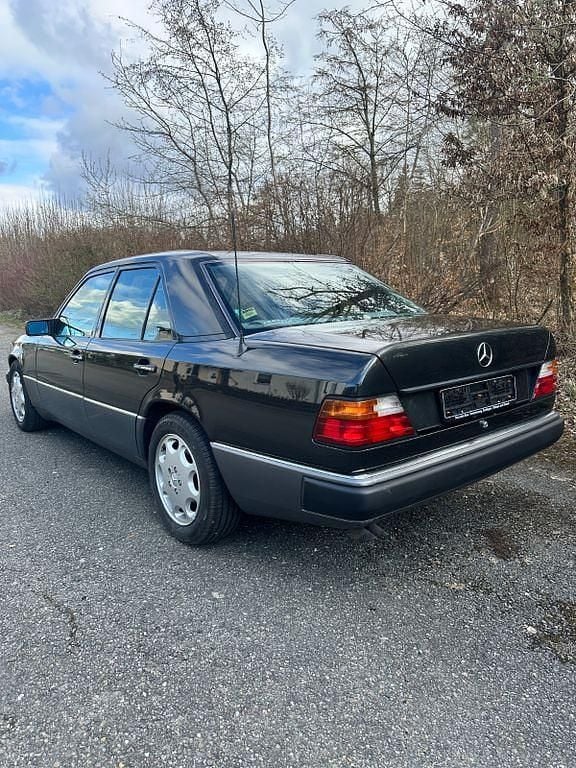 Gebraucht Mercedes E400 279 PS (205 kW) 1993 Schwarz Limousine