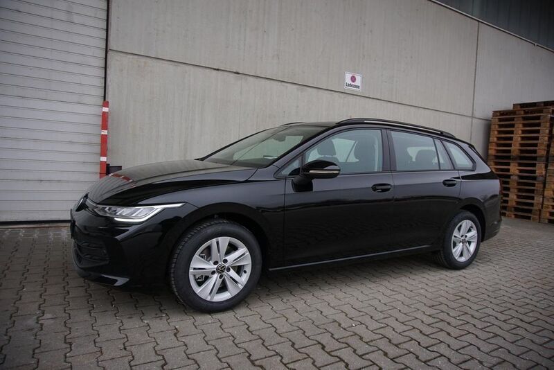 Gebraucht VW Golf VIII 116 PS (85 kW) 2024 Grenadillschwarz metallic Kombi