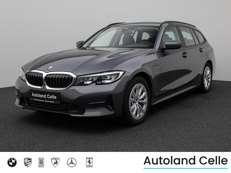 Mineralgrau metallicb39schwarz Gebraucht 2022 BMW 330e Sport Line Limousine | 26.999 € (Superpreis) - Bild 1/4