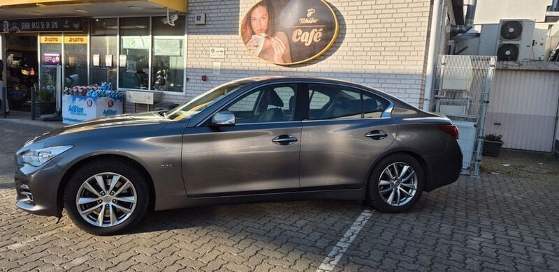 Grau Gebraucht 2016 Infiniti Q50 Premium Limousine | 12.950 € (Guter Preis) - Bild 1/4