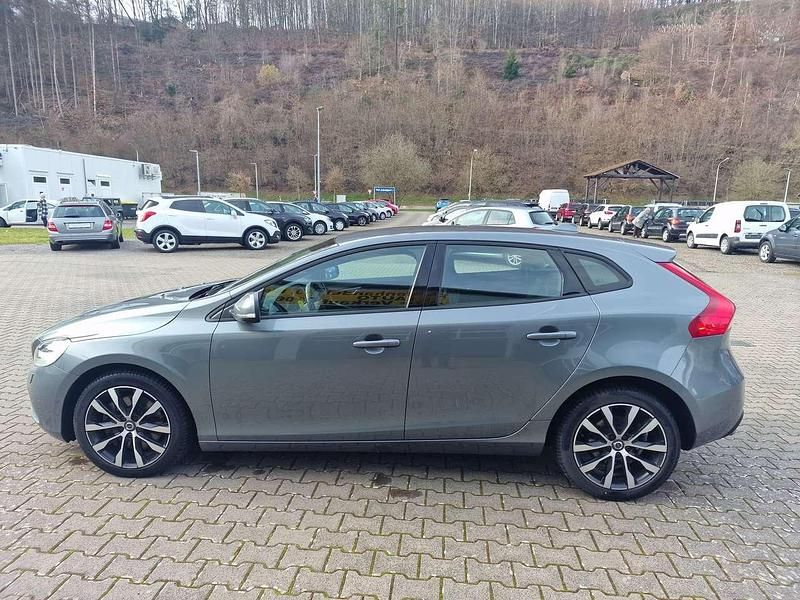 Gebraucht Volvo V40 Momentum 120 PS (88 kW) 2019 Osmium grey metallic Kombi