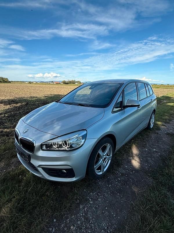 Silber Gebraucht 2015 BMW 220 Gran Tourer Van / Kleinbus | 9.990 € (Superpreis) - Bild 1/4