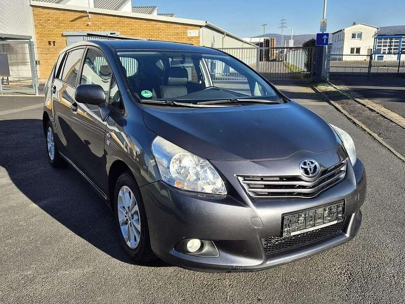 Grau Gebraucht 2013 Toyota Verso Life Van / Kleinbus | 8.000 € (Guter Preis) - Bild 1/4