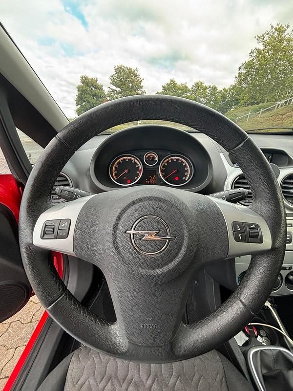 Rot Gebraucht 2013 Opel Corsa Kleinwagen | 4.999 € (Fairer Preis) - Bild 1/4