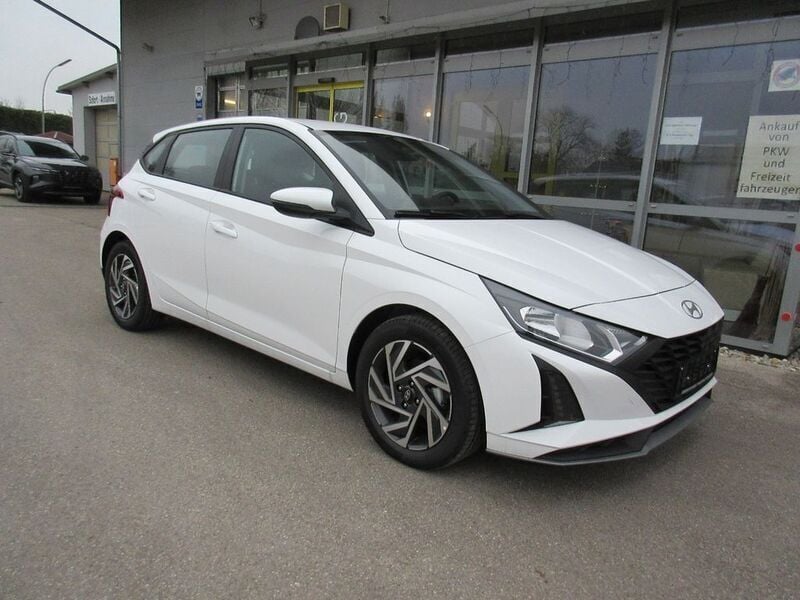 Grün Neu 2024 Hyundai i20 Comfort Limousine | 18.490 € (Fairer Preis) - Bild 1/4