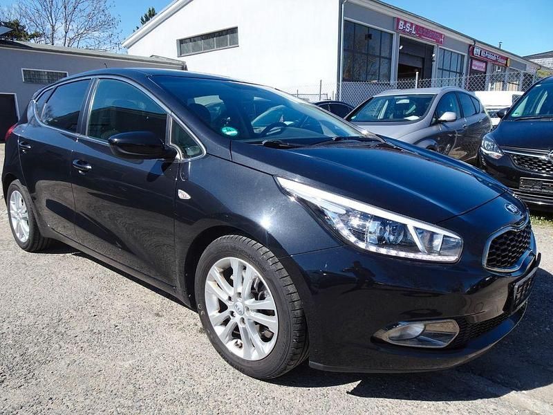 Gebraucht Kia Ceed DREAM-TEAM Edition 135 PS (99 kW) 2015 Schwarz Kleinwagen