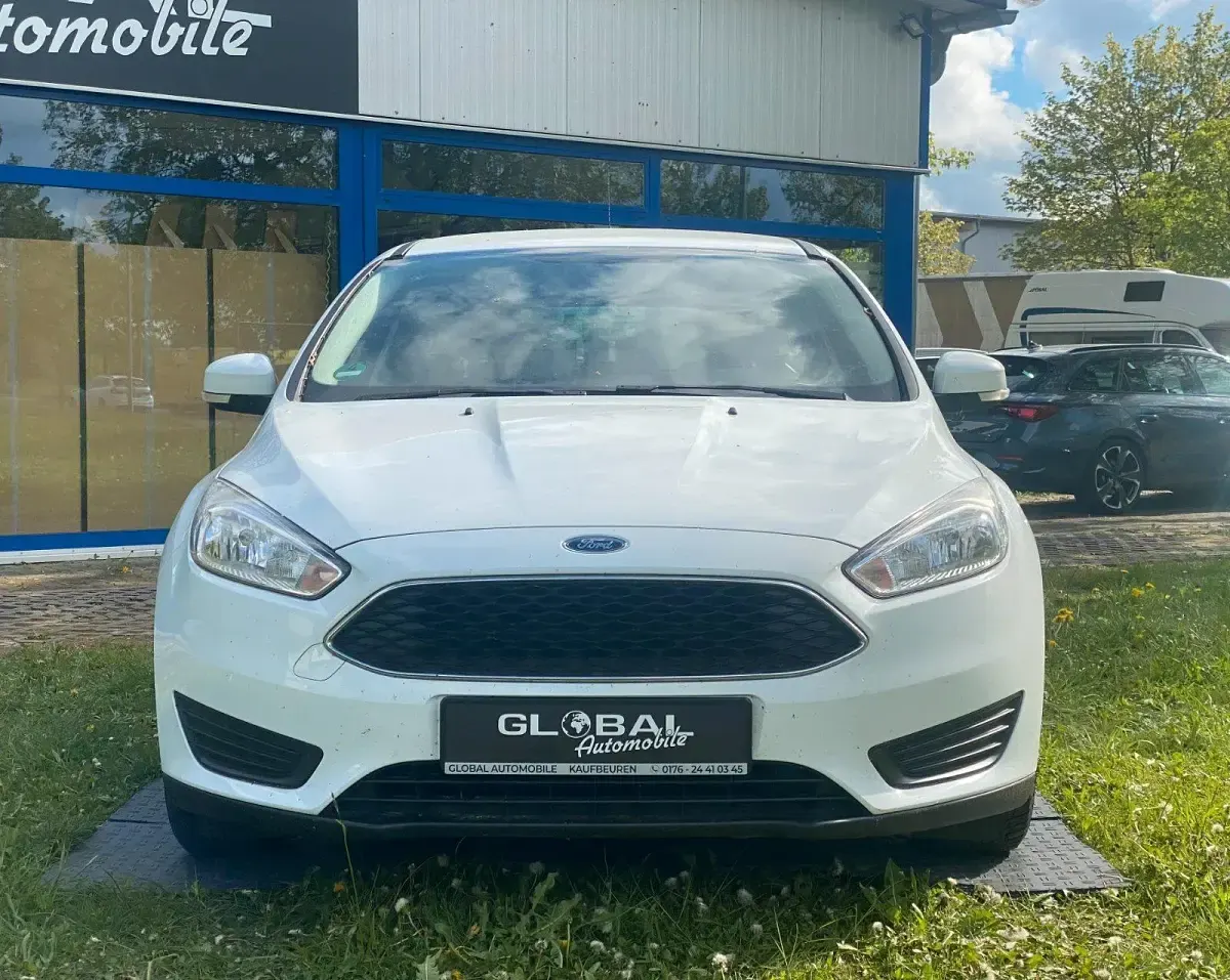 Usado Ford Focus Ambiente 101 CV (74 kW) 2015 Blanco Familiar