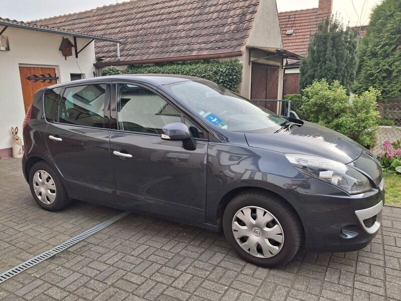 Grau Gebraucht 2011 Renault Scénic III Dynamique Van / Kleinbus | 4.000 € (Fairer Preis) - Bild 1/4