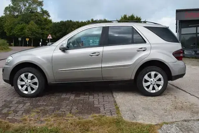 Gebraucht Mercedes ML320 224 PS (164 kW) 2007 Silber SUV