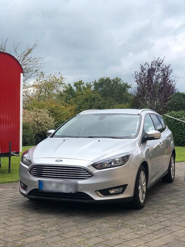 Silber Gebraucht 2015 Ford Focus Titanium Kombi | 6.500 € (Superpreis) - Bild 1/4