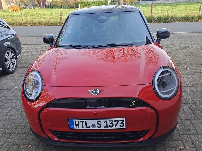 Neu Mini Cooper SE 160 kW (218 PS) 2025 Rot Kleinwagen
