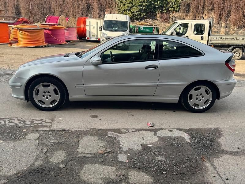 Gebraucht Mercedes C180 143 PS (105 kW) 2004 Silber Coupé