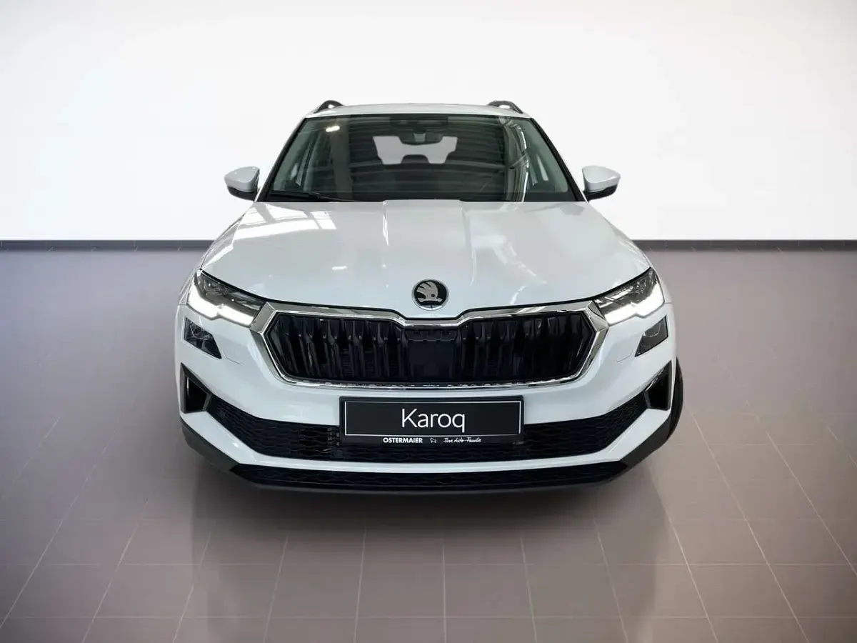 Neu Skoda Karoq Ambiente 150 PS (110 kW) 2026 Moonweiß perleffekt SUV