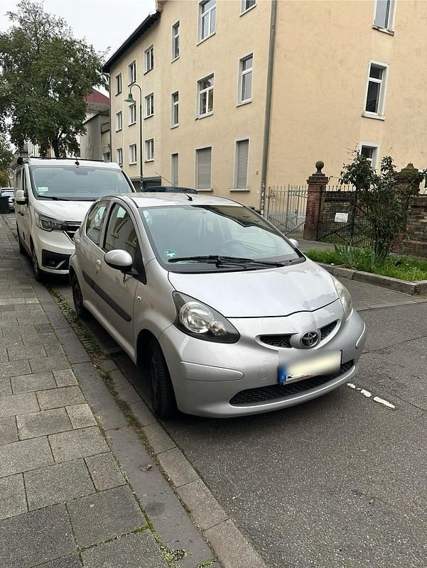 Silber Gebraucht 2006 Toyota Aygo Kleinwagen | 1.700 € (Fairer Preis) - Bild 1/4