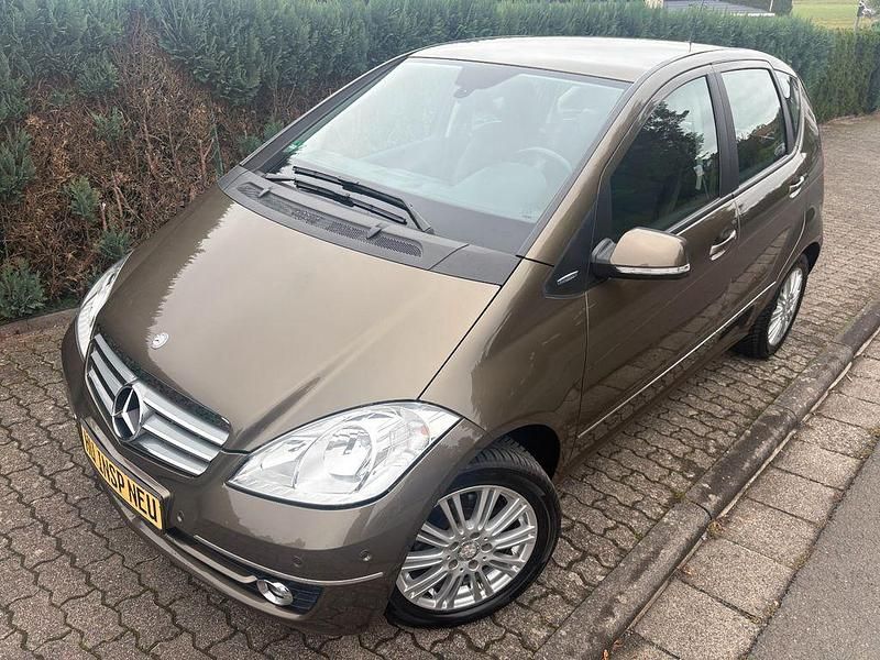 Braun Gebraucht 2011 Mercedes A160 Limousine | 6.990 € (Etwas zu teuer) - Bild 1/4