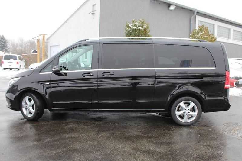 Obsidianschwarz metallic Gebraucht 2017 Mercedes V220 Avantgarde Van / Kleinbus | 37.980 € (Guter Preis) - Bild 1/4