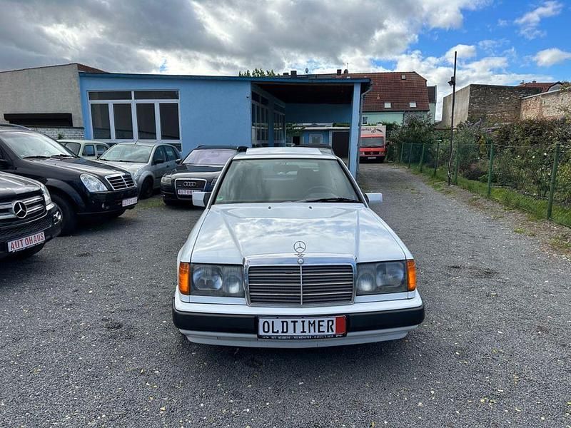 Gebraucht Mercedes E230 132 PS (97 kW) 1985 Weiß Limousine