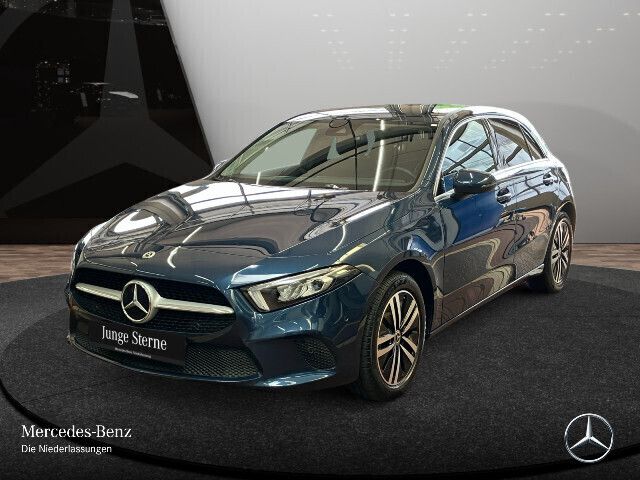 Blau Gebraucht 2021 Mercedes A250 Kleinwagen | 23.990 € (Guter Preis) - Bild 1/4
