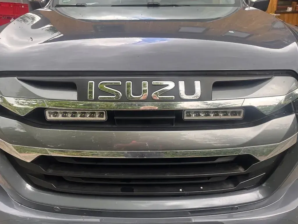 Gebraucht Isuzu D-Max 163 PS (119 kW) 2024 Grau SUV