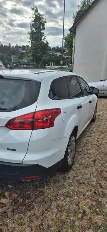 Gebraucht Ford Focus Trend 101 PS (74 kW) 2015 Weiß Limousine