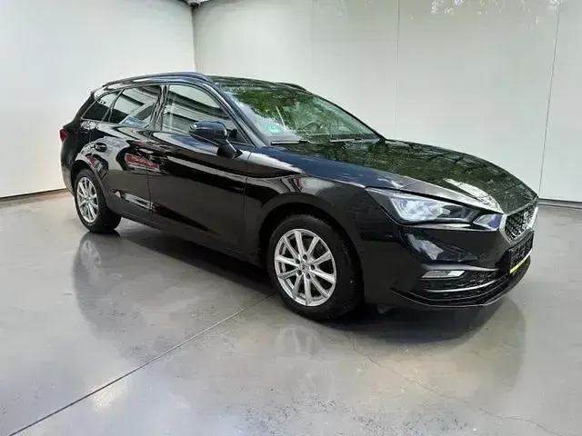 Usado Seat Leon Style 150 CV (110 kW) 2023 Negro Berlina