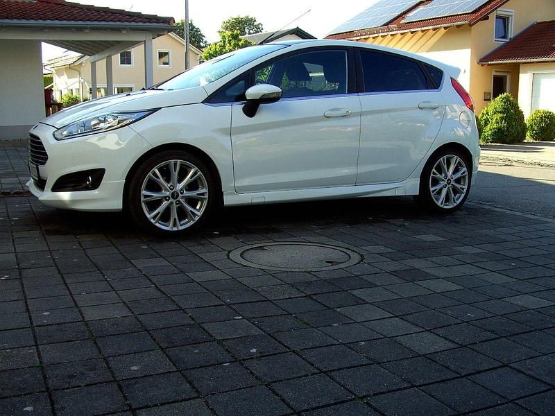 Gebraucht Ford Fiesta Titanium 125 PS (91 kW) 2015 Weiß Kleinwagen