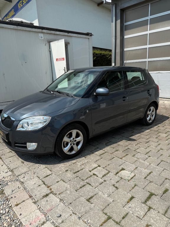 Grau Gebraucht 2008 Skoda Fabia Sport Limousine | 2.990 € (Fairer Preis) - Bild 1/4