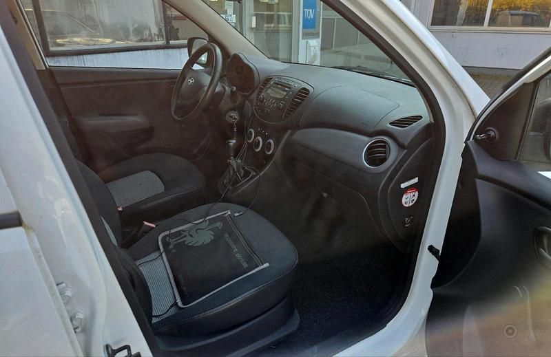 Gebraucht Hyundai i10 67 PS (49 kW) 2011 Weiß Kleinwagen