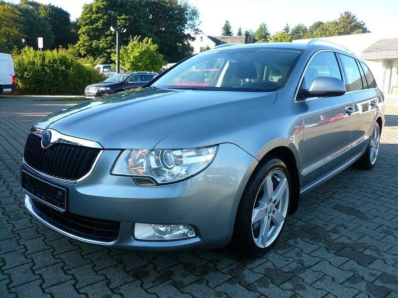 Grau Gebraucht 2013 Skoda Superb Ambition Kombi | 8.900 € (Fairer Preis) - Bild 1/4