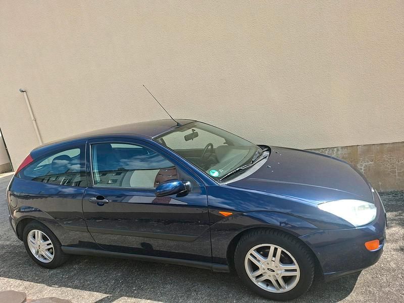 Usado Ford Focus 101 HP (74 kW) 2000 Azul Sedan