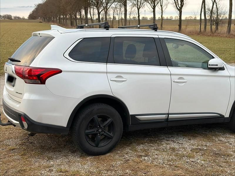 Gebraucht Mitsubishi Outlander Edition 150 PS (110 kW) 2017 Weiß SUV