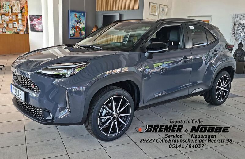 Grau Neu 2025 Toyota Yaris Cross Premium SUV | 37.290 € - Bild 1/4