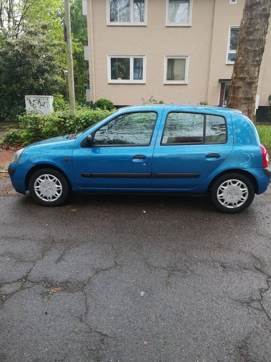 Używany Renault Clio II 58 KM (42 kW) 2002 Niebieski Hatchback