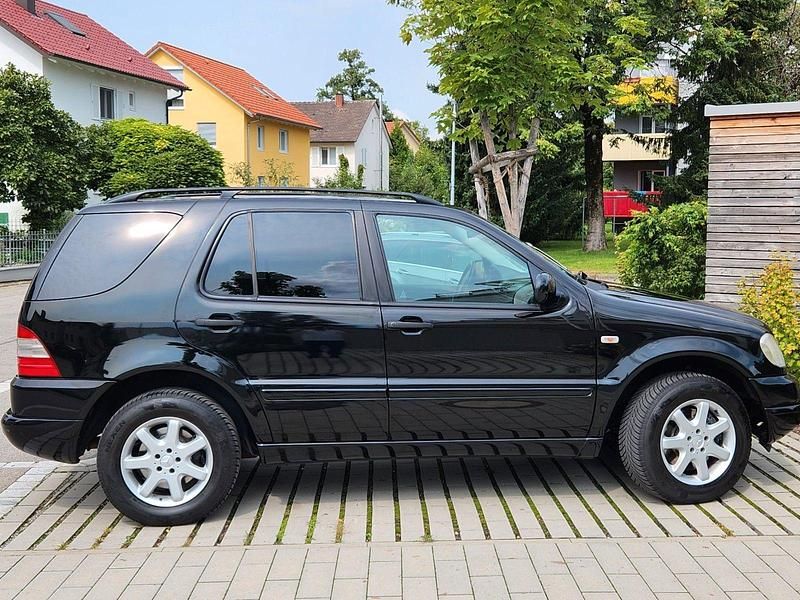Schwarz Gebraucht 2001 Mercedes ML430 SUV | 5.999 € (Fairer Preis) - Bild 1/4