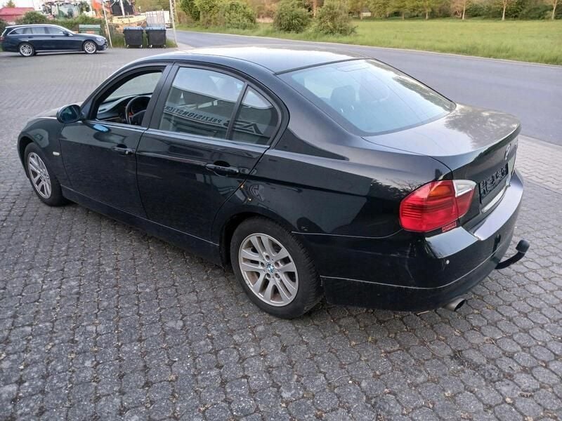Schwarz Gebraucht 2007 BMW 318 Limousine | 2.100 € (Superpreis) - Bild 1/4