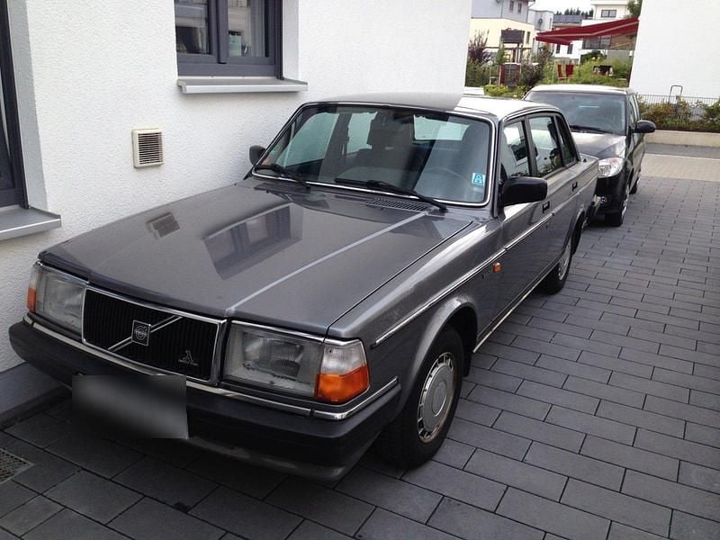 Grau Gebraucht 1987 Volvo 244 Limousine | 9.999 € - Bild 1/4