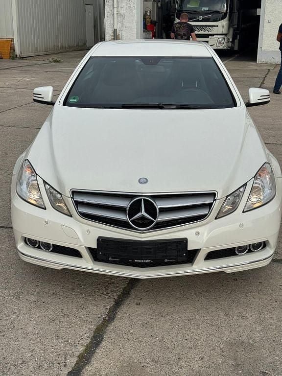 Weiß Gebraucht 2011 Mercedes E200 Coupé | 13.500 € (Guter Preis) - Bild 1/4