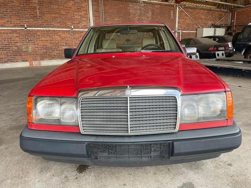 Gebraucht Mercedes 200 72 PS (52 kW) 1988 Rot Limousine