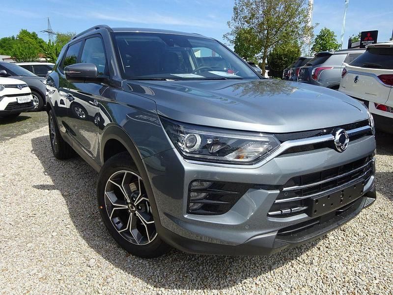Grau Neu 2025 Ssangyong Korando Quartz SUV | 28.990 € - Bild 1/4