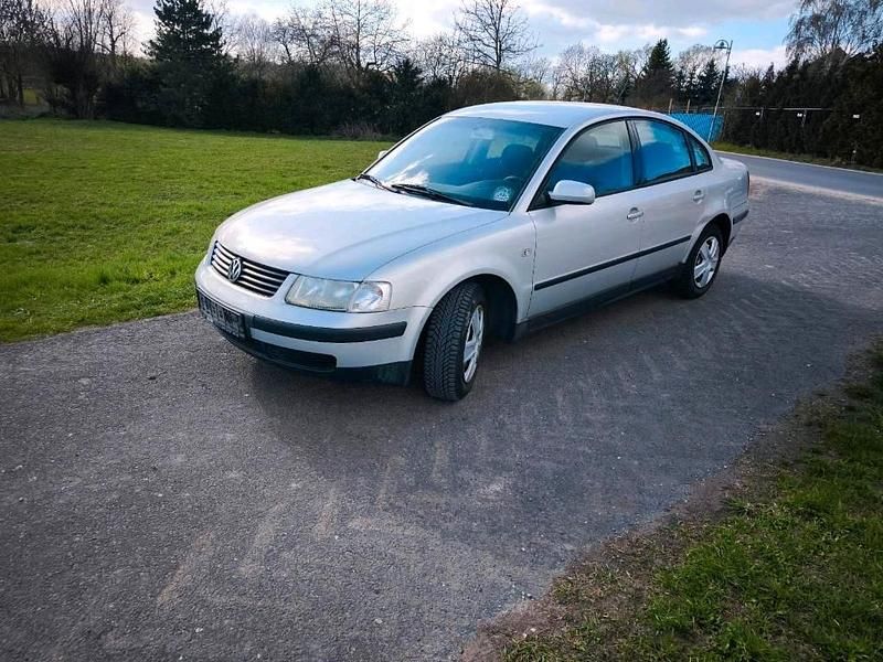 Gebraucht VW Passat 101 PS (74 kW) 1999 Silber Limousine